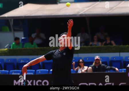 Mexico, Mexique. 03rd Apr, 2024. 3 avril 2024, Mexico, Mexique : Aidan Mayo (USA) sert à Alessandro Giannessi (ITA) pendant le jour 4 de l'Open de Mexico au Deportivo Chapultepec. Le 3 avril 2024, Mexico, Mexique. (Photo de Carlos Santiago/Eyepix Group/SIPA USA) crédit : SIPA USA/Alamy Live News Banque D'Images