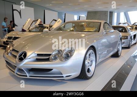 Musée, Musée Mercedes-Benz, Stuttgart, argent Mercedes-Benz SLR McLaren vue de côté, exposé dans un hall, Musée Mercedes-Benz, Stuttgart Banque D'Images