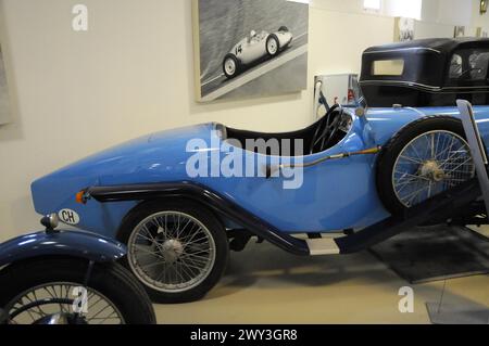 Deutsches Automuseum Langenburg, Une voiture de course classique bleue exposée dans un musée, Deutsches Automuseum Langenburg, Langenburg, Bade-Wuerttemberg Banque D'Images