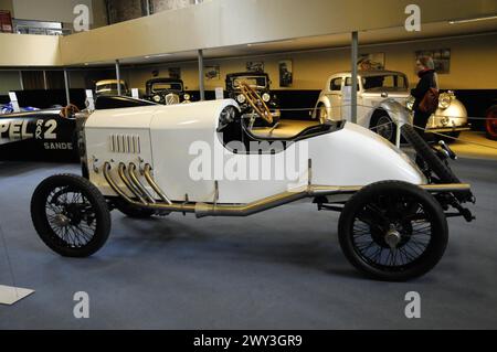 Deutsches Automuseum Langenburg, Une voiture de course blanche historique exposée dans une salle d'exposition lumineuse, Deutsches Automuseum Langenburg, Langenburg Banque D'Images