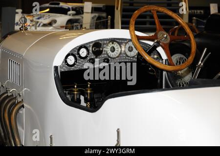 Deutsches Automuseum Langenburg, vue dans le cockpit d'une voiture de course vintage blanche avec volant en bois et instruments classiques, Deutsches Banque D'Images