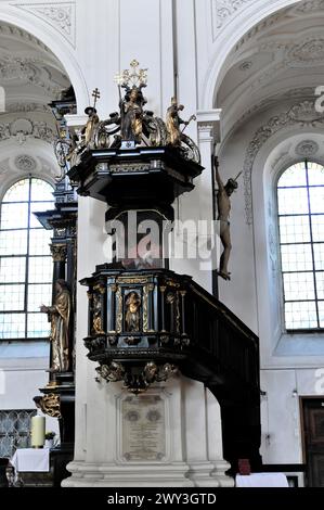 Église paroissiale St Paul, la première église fut consacrée à St Paul vers 1050, Passau, chaire baroque richement décorée de statues d'or et Banque D'Images