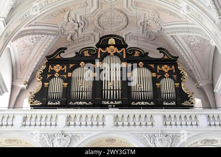 Église paroissiale St Paul, la première église a été consacrée à St Paul vers 1050, Passau, orgue d'église avec des pipes noires et des décorations dorées sur la Banque D'Images