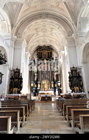 Vue intérieure, église paroissiale St Paul, la première église a été consacrée à St Paul vers 1050, Passau, vue intérieure d'une église avec haut Banque D'Images