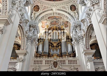 Cathédrale Saint-Étienne, Passau, magnifique orgue de style baroque avec des sculptures détaillées devant des fresques décoratives au plafond, Passau, Bavière Banque D'Images