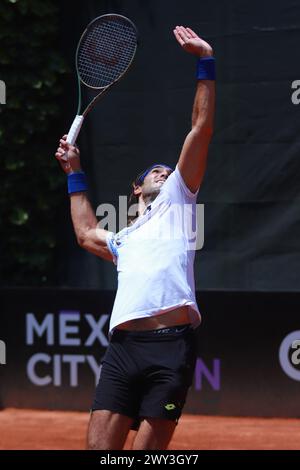 Mexico, Mexique. 03rd Apr, 2024. 3 avril 2024, Mexico, Mexique : Skander Mansouri (TUN) sert à Marc Polmans (AUS) pendant le 4e jour de l'Open de Mexico au Deportivo Chapultepec. Le 3 avril 2024, Mexico, Mexique. (Photo de Carlos Santiago/Eyepix Group/SIPA USA) crédit : SIPA USA/Alamy Live News Banque D'Images