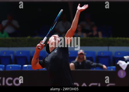 Mexico, Mexique. 03rd Apr, 2024. 3 avril 2024, Mexico, Mexique : Aidan Mayo (USA) sert à Alessandro Giannessi (ITA) pendant le jour 4 de l'Open de Mexico au Deportivo Chapultepec. Le 3 avril 2024, Mexico, Mexique. (Photo de Carlos Santiago/Eyepix Group/SIPA USA) crédit : SIPA USA/Alamy Live News Banque D'Images