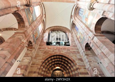 Cathédrale de Speyer, vue sur l'orgue et la haute voûte d'une église avec la lumière qui coule à travers les fenêtres, cathédrale de Speyer, patrimoine mondial de l'UNESCO Banque D'Images