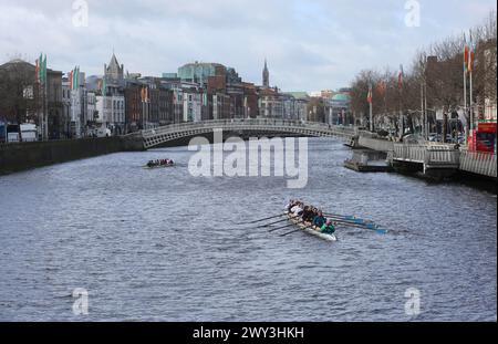 Rameurs dans le train Liffey pour la course des couleurs entre UCD et Trinity. Dublin, Irlande Banque D'Images