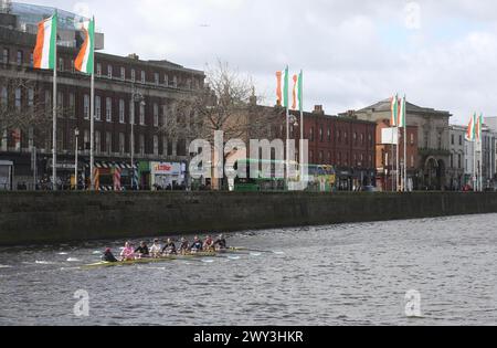 Rameurs dans le train Liffey pour la course des couleurs entre UCD et Trinity. Dublin, Irlande Banque D'Images