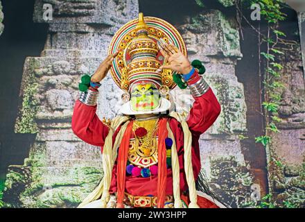 Artiste Kathakali ou mime, 38 ans, sur scène au Kochi Kathakali Centre, Kochi, Kerala, Inde Banque D'Images