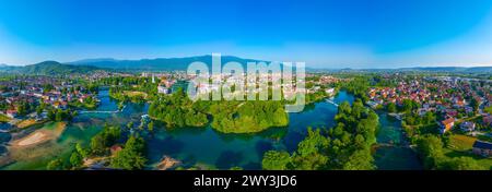 Panorama de rapides sur la rivière una dans la ville bosniaque Bihac Banque D'Images