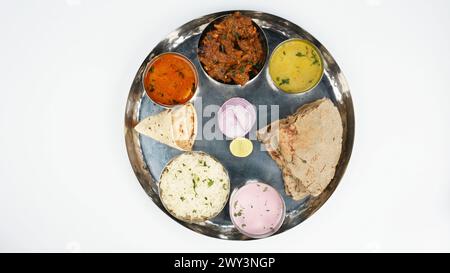 Veg Thali, photo de fond blanc, Pune, Maharashtra, Inde Banque D'Images