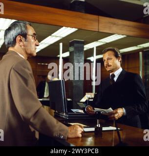 Kleine Bank mit schlechten Noten, Fernsehfilm, Deutschland 1975, Regie : Eberhard Pieper, Darsteller : Frank strass, Karl Walter Diess Banque D'Images