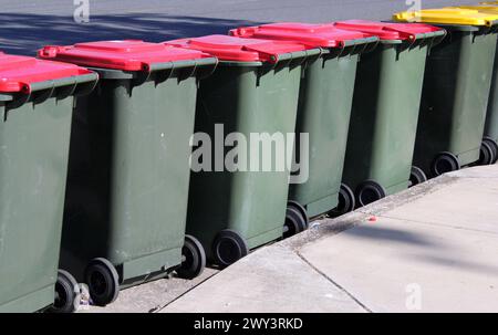 Rangée de poubelles dans une rue Banque D'Images