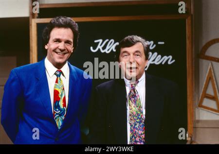 Klassentreffen, Erinnerungen an die Schulzeit, ZDF Sendung, Deutschland, 1994, Bild : Gastgeber Fritz Egner und Literaturkritiker Hellmuth Karasek. Klassentreffen, souvenirs des journées scolaires, programme TV, Allemagne, 1994, photo : animateur Fritz Egner et critique littéraire Hellmuth Karasek Banque D'Images