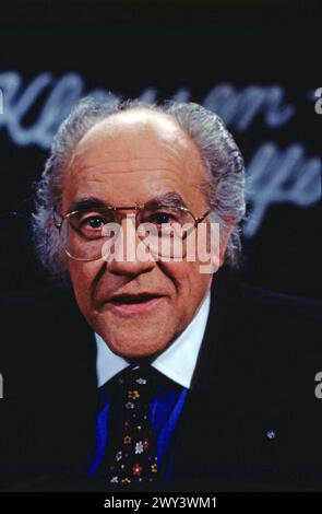 Klassentreffen, Erinnerungen an die Schulzeit, ZDF Sendung, Deutschland, 1994, Bild : Intendant und Theateregisseur Professor August Everding. Klassentreffen, souvenirs des jours d'école, programme TV, Allemagne, 1994, photo : metteur en scène et metteur en scène August Everding. Banque D'Images