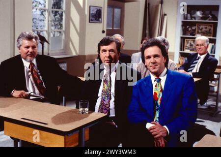 Klassentreffen, Erinnerungen an die Schulzeit, ZDF Sendung, Deutschland, 1994, Bild : Literaturkritiker Hellmuth Karasek, Mitte und Gastgeber Fritz Egner, rechts. Klassentreffen, souvenirs des journées scolaires, programme TV, Allemagne, 1994, photo : critique littéraire Hellmuth Karasek, centre et animateur Fritz Egner, à droite. Banque D'Images