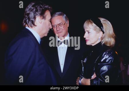 Peter Alexander Show, ZDF, 1991, Stargast : Schauspieler Larry Hagman (Mitte), hier beim Fototermin in Wien mit Showmaster und Gastgeber Peter Alexander und Dagmar Koller. Banque D'Images