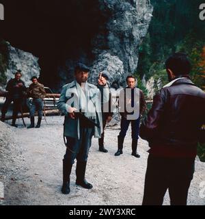 Jörg Preda berichtet, aka Jörg Preda reist um die Welt, TV Abenteuerserie, 1977, Story : Jörg Preda wird als ReiseJournalist in abenteuerliche Kriminalfälle verwickelt, Regie : Thomas Engel, Folge : unterwegs in den Karawanken, Szene mit Walter Richter (Mitte), Claus Dieter Reents (rechts), Pinkas Braun (Rückenansicht) und Komparsen Banque D'Images