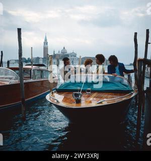 Jörg Preda berichtet, aka Jörg Preda reist um die Welt, TV Abenteuerserie, 1977, Story : Jörg Preda wird als ReiseJournalist in abenteuerliche Kriminalfälle verwickelt, Regie : Eberhard Schubert, Folge : der Goldfisch in der lagune, Szene in der lagune von Venedig, Darsteller auf dem Motorboot: Pinkas Braun, Sabine Buschmann, Ronald G. Nitschke, Werner Umberg Banque D'Images