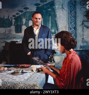 Jörg Preda berichtet, aka Jörg Preda reist um die Welt, TV Abenteuerserie, 1977, Story : Jörg Preda wird als ReiseJournalist in abenteuerliche Kriminalfälle verwickelt, Regie : Eberhard Schubert, Folge : Gold aus den eigenen vier Wänden, Szene : Werner Kreindl und Veronika Fitz Banque D'Images