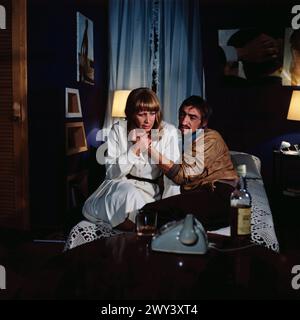 Jörg Preda berichtet, aka Jörg Preda reist um die Welt, TV Abenteuerserie, 1977, Story : Jörg Preda wird als ReiseJournalist in abenteuerliche Kriminalfälle verwickelt, Regie : Thomas Engel, Folge : Schnelles Geld, Szene : Heidrun Kussin und Gottfried John Banque D'Images