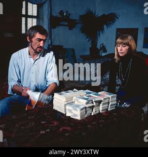 Jörg Preda berichtet, alias Jörg Preda reist um die Welt, TV Abenteuerserie, 1977, Story : Jörg Preda wird als ReiseJournalist in abenteuerliche Kriminalfälle verwickelt, Regie : Thomas Engel, Folge : Selbstporträt für den Steckbrief, Szene : Gottfried John und Heidrun Kussin Banque D'Images