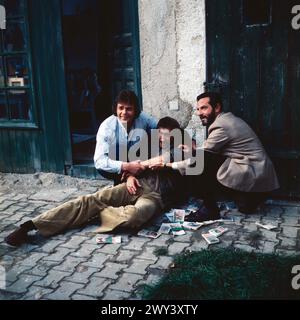 Jörg Preda berichtet, alias Jörg Preda reist um die Welt, TV Abenteuerserie, 1977, Story : Jörg Preda wird als ReiseJournalist in abenteuerliche Kriminalfälle verwickelt, Regie : Thomas Engel, Folge : Selbstporträt für den Steckbrief, Szene : Werner Umberg, Gottfried John und Pinkas Braun Banque D'Images