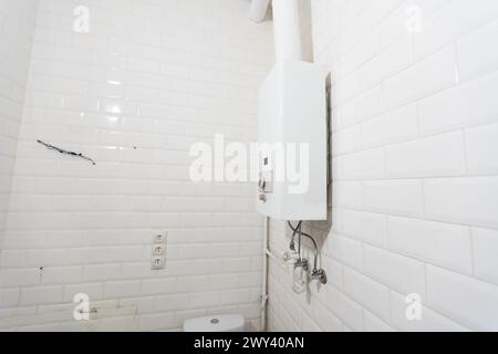 Un chauffe-eau moderne cassé à côté de la cabine de douche à l'intérieur élégant et propre salle de bains intérieure. Banque D'Images