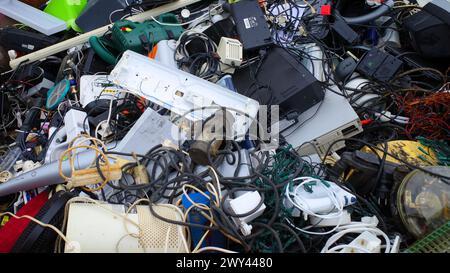 Wilsum, Allemagne mars 28 2024 appareils électroniques jetés dans un conteneur de collecte dans une décharge Banque D'Images