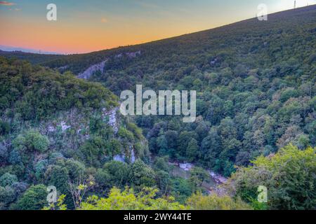 Vue sur le coucher du soleil de la vallée de la rivière Tskaltsitela en Géorgie Banque D'Images