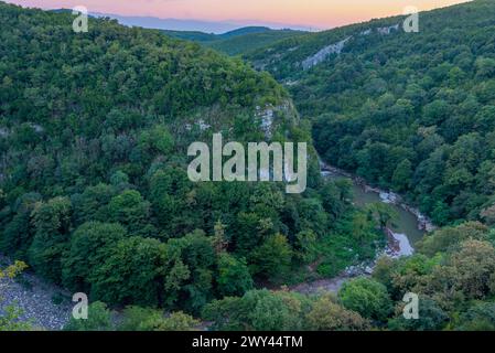 Vue sur le coucher du soleil de la vallée de la rivière Tskaltsitela en Géorgie Banque D'Images