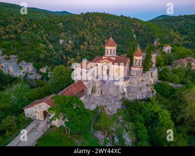 Vue sur le coucher du soleil du monastère de Motsameta en Géorgie Banque D'Images