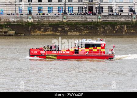 Le navire de sauvetage des pompiers de la London Fire Brigade nommé Errington sur la Tamise, Londres, Royaume-Uni. Bateau-pompier marin Banque D'Images