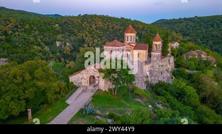 Vue sur le coucher du soleil du monastère de Motsameta en Géorgie Banque D'Images