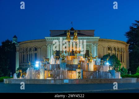 Vue de nuit de la fontaine Colchis à Kutaisi, Géorgie Banque D'Images