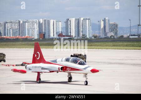 Istanbul, Aéroport de Atatürk, Turquie- 28.04.2023 Türk yıldızları (français : étoiles turques). Équipe de démonstration ou de voltige de l'armée de l'air turque. Avion. Banque D'Images