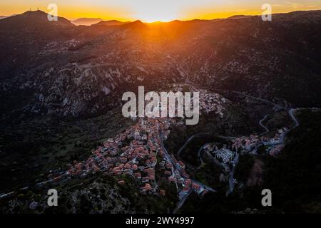 Dimitsana Village pendant le coucher du soleil Banque D'Images