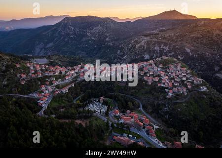 Dimitsana Village pendant le coucher du soleil Banque D'Images