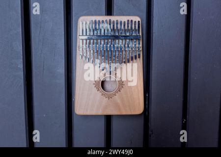 Gros plan d'un piano pouce ou d'une kalimba sur une table en bois. C'est un instrument de musique d'héritage africain émettant un son ethnique. Banque D'Images