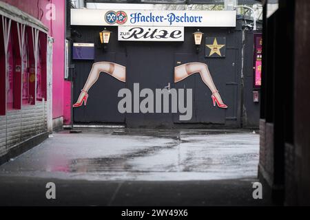 Hambourg, Allemagne. 03rd Apr, 2024. Vue sur la porte d'entrée du bar branché 'Zur Ritze' sur la Reeperbahn dans le quartier Pauli district. Crédit : Marcus Brandt/dpa/Alamy Live News Banque D'Images