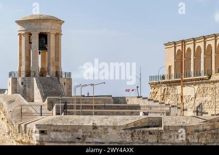 Le Mémorial de guerre de Siege Bell et les jardins de Lower Barrakka, la Valette, Malte Banque D'Images