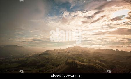 Coucher de soleil à travers la brume sur te Mata Peak Banque D'Images
