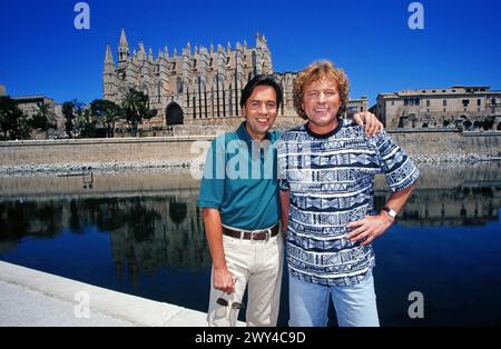 Wolfgang Ziegler (liens), deutscher Rock-, Pop- und Schlager-Sänger und Komponist, mit Schlagersänger Bernhard Brink vor der Kathedrale von Palma de Mallorca, Spanien um 1996. Banque D'Images