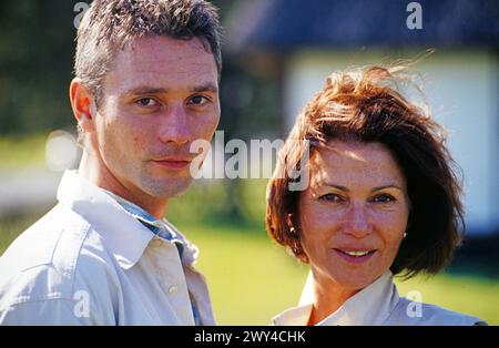 Renate Blume, deutsche Schauspielerin, BEI einem Fotoshooting mit Sohn Alexander Reed, Deutschland 1997. Banque D'Images