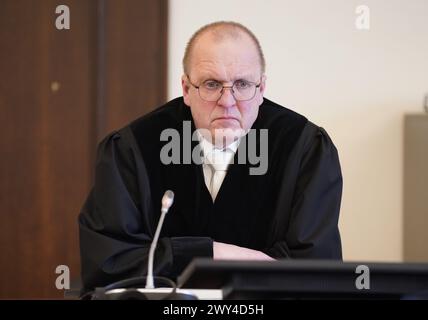 Hambourg, Allemagne. 04th Apr, 2024. Matthias Steinmann, président du tribunal régional, siège dans la salle d'audience du bâtiment de la justice pénale au début du procès pour agression ayant entraîné la mort. En mai 2016, le dentiste et l'anesthésiste auraient pratiqué un traitement dentaire de plusieurs heures sous anesthésie générale sur un patient de 18 ans. En raison de l'administration inappropriée d'anesthésique, la victime a souffert d'une insuffisance cardiovasculaire et est décédée à l'hôpital le soir du crime. Crédit : Marcus Brandt/dpa/Alamy Live News Banque D'Images