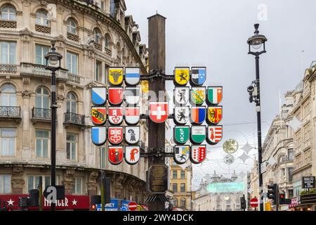 L'arbre cantonal à Swiss court près de Leicester Square, Londres. L'arbre montre les armoiries des 26 cantons ou districts de Suisse. Banque D'Images