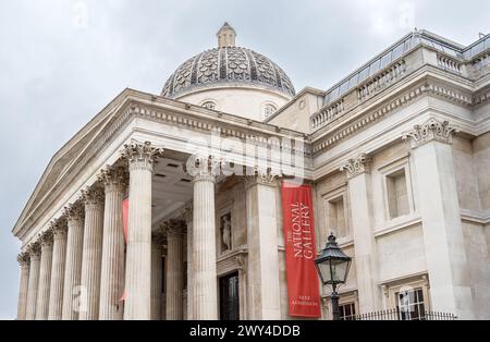 Les impressionnantes colonnes corinthiennes à l'entrée de la National Gallery, un musée d'art à Trafalgar Square. London.Travel, tourisme, architecture. Banque D'Images