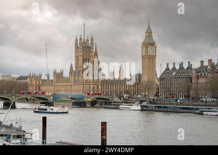 Surplombant la Tamise jusqu'au pont de Westminster, Big Ben et les chambres du Parlement, symbole emblématique de la démocratie et du patrimoine britanniques. Banque D'Images